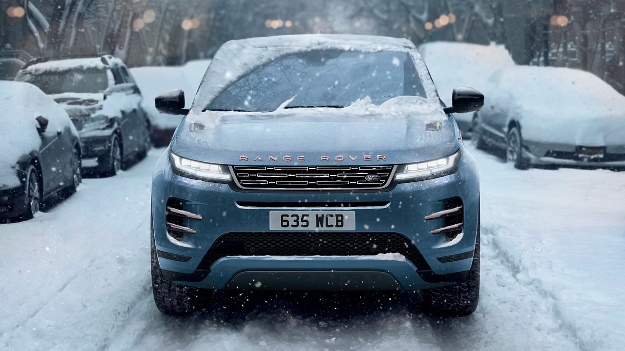 Front view of a grey / blue Range Rover Evoque in the snow