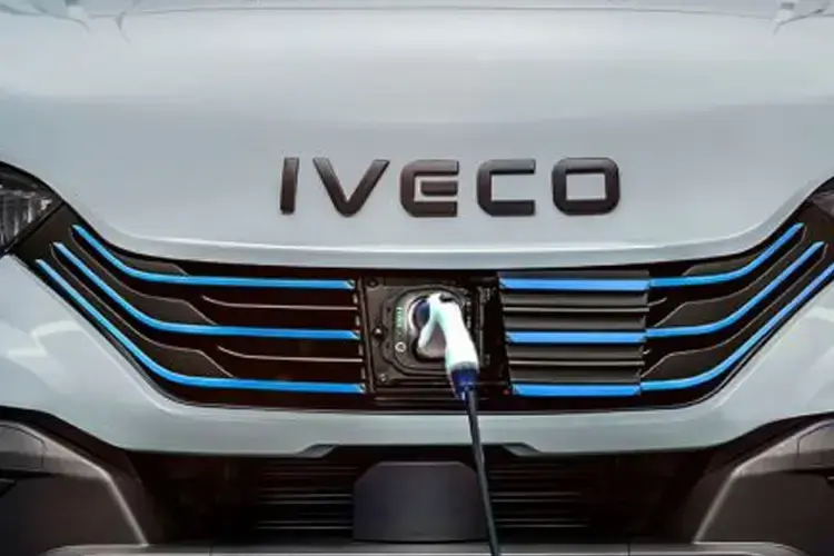 Iveco eDaily 35S14 140kW 77kWh High Roof Bus Van 4100 WB Auto [22kW]