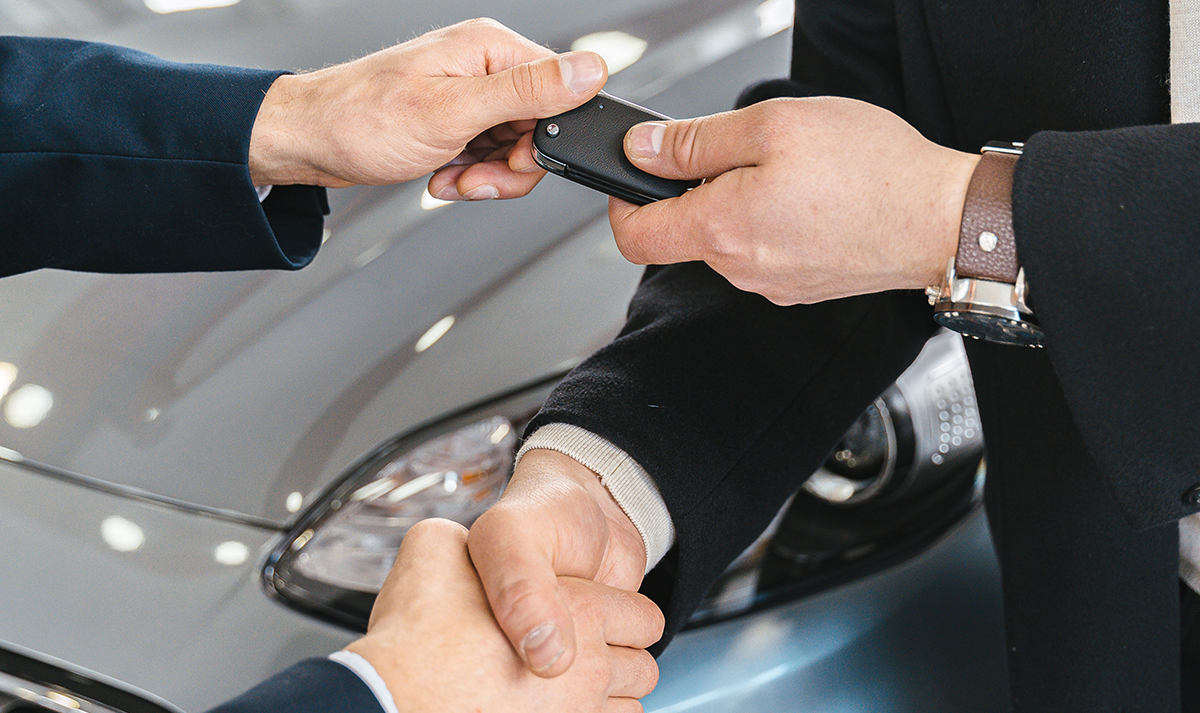 customer receiving car keys